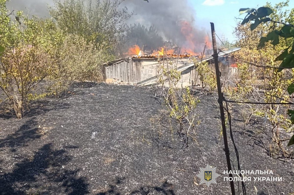 Ворог вдарив дроном по автівках у Нікополі 9