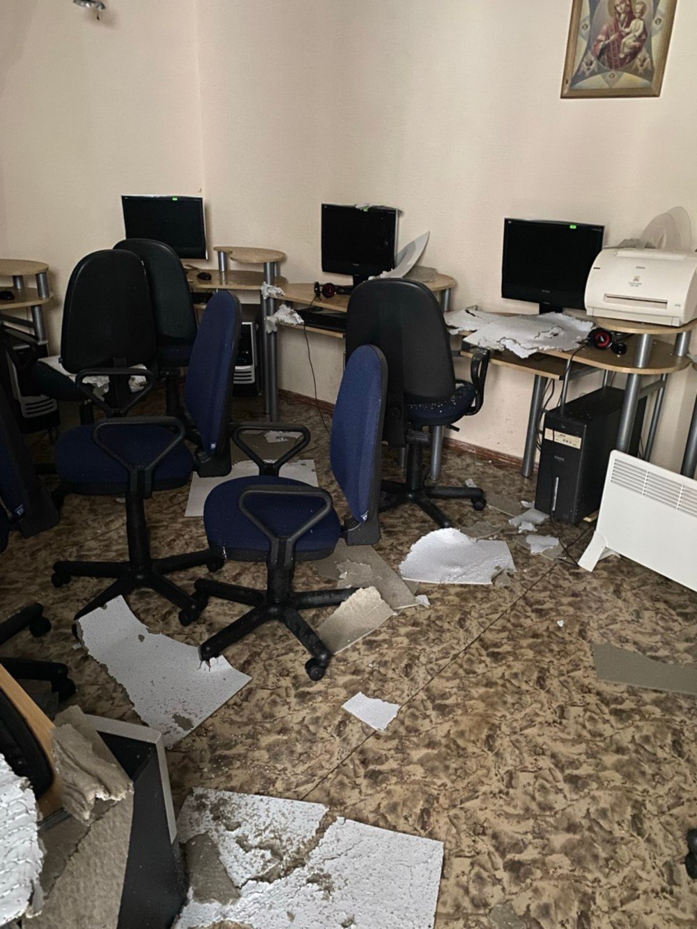 Ворожий дрон влучив у дах Недільної школи в Нікополі