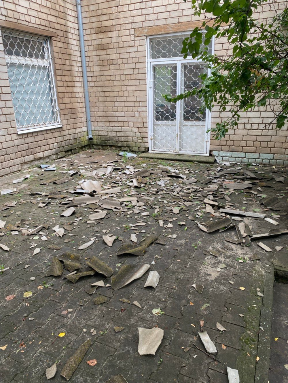 Ворожий дрон влучив у дах Недільної школи в Нікополі 3