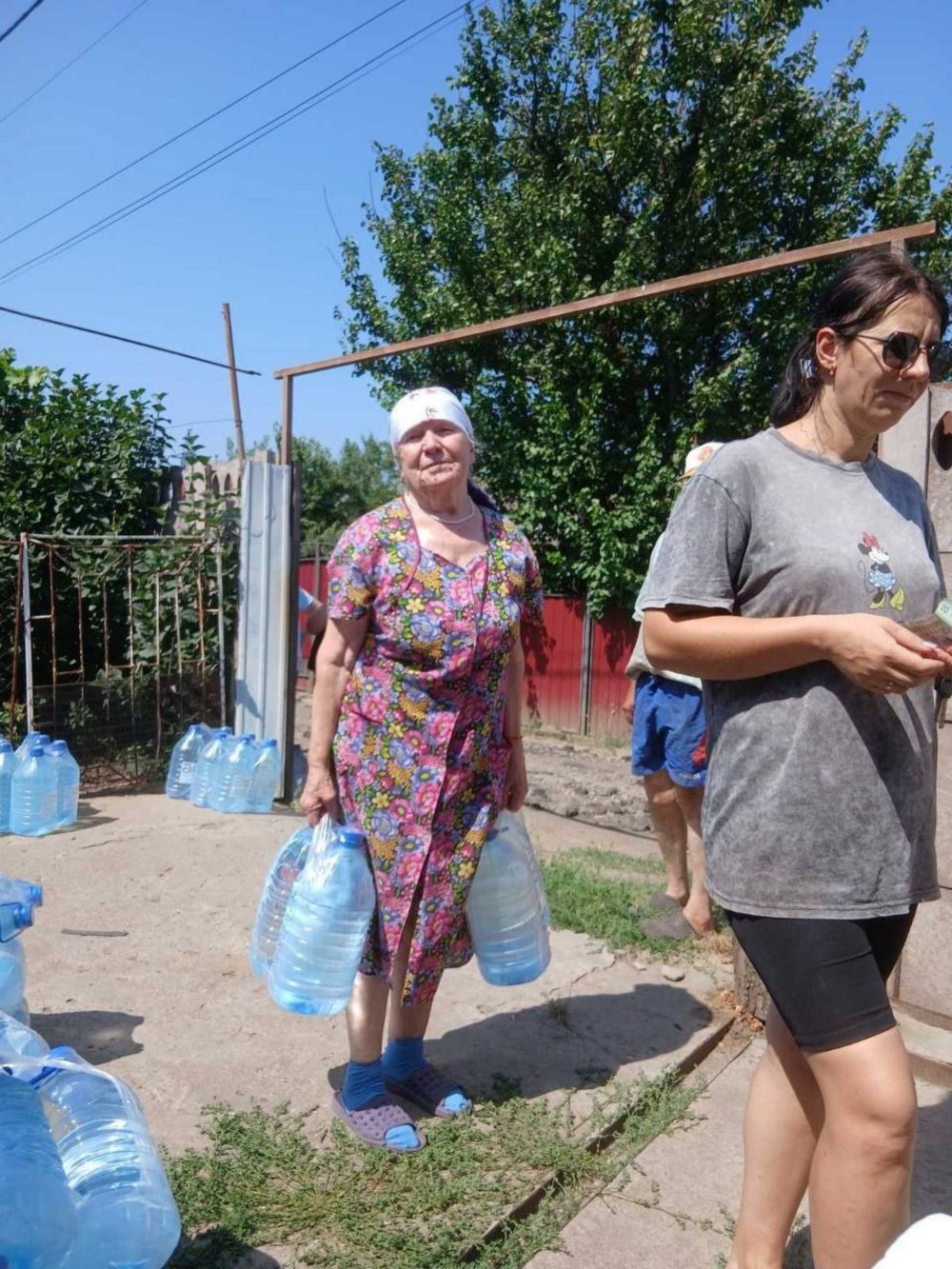 Жителям Марганецької громади видали понад 28 тисяч пляшок питної води (фото)