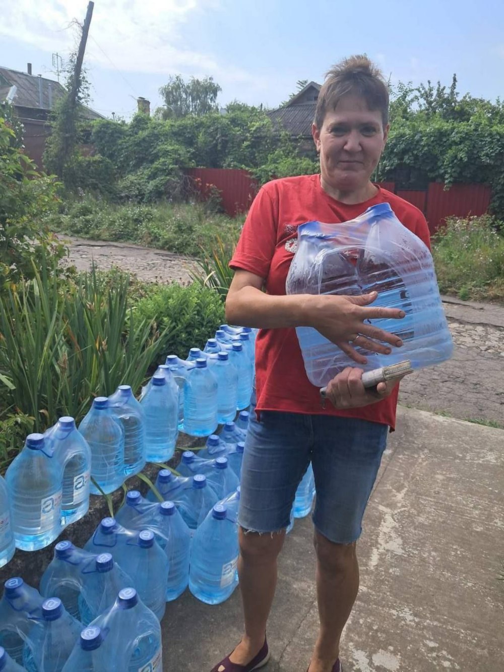 Жителям Марганецької громади видали понад 28 тисяч пляшок питної води (фото) 2