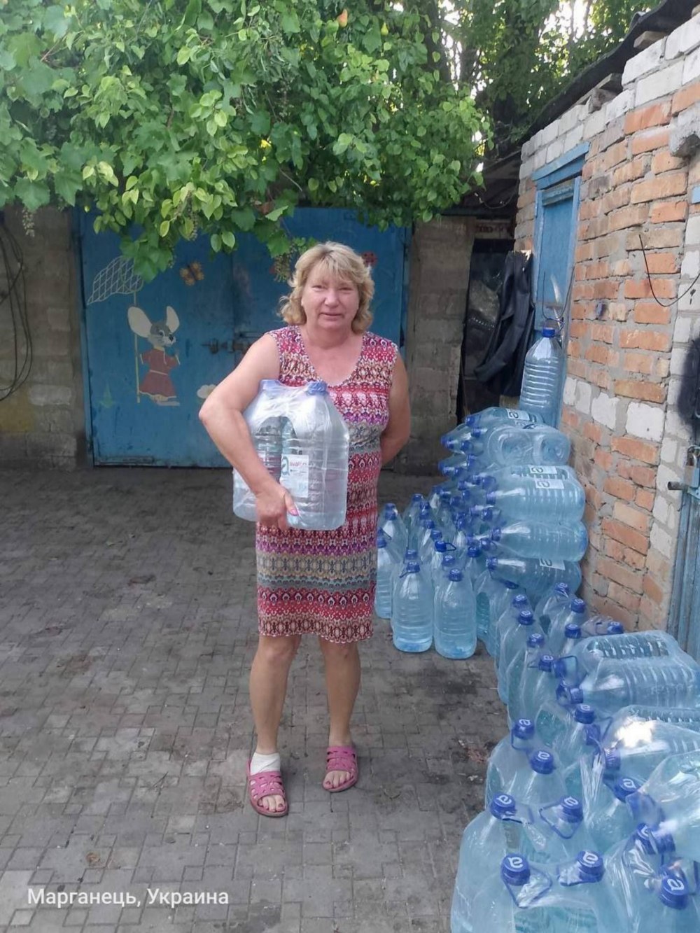 Жителям Марганецької громади видали понад 28 тисяч пляшок питної води (фото) 3