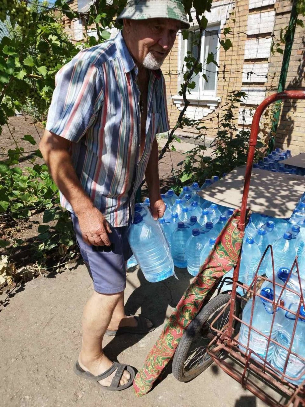 Жителям Марганецької громади видали понад 28 тисяч пляшок питної води (фото) 5