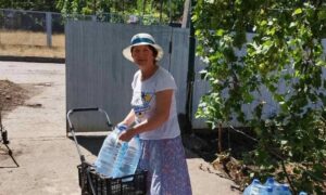 Жителям Марганецької громади видали понад 28 тисяч пляшок питної води (фото) 6