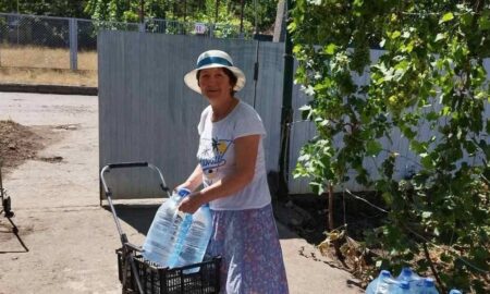 Жителям Марганецької громади видали понад 28 тисяч пляшок питної води (фото) 6