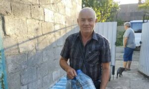 Жителям Марганецької громади видали понад 2800  пляшок питної 5