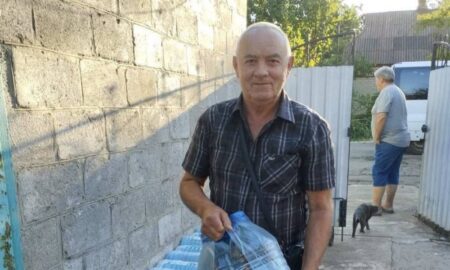 Жителям Марганецької громади видали понад 2800  пляшок питної 5