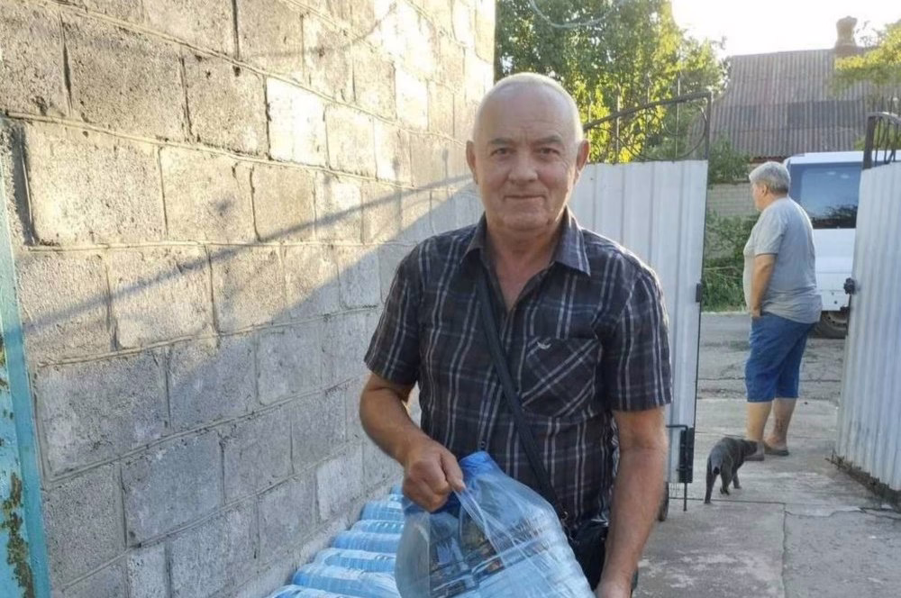 Жителям Марганецької громади видали понад 2800  пляшок питної 5