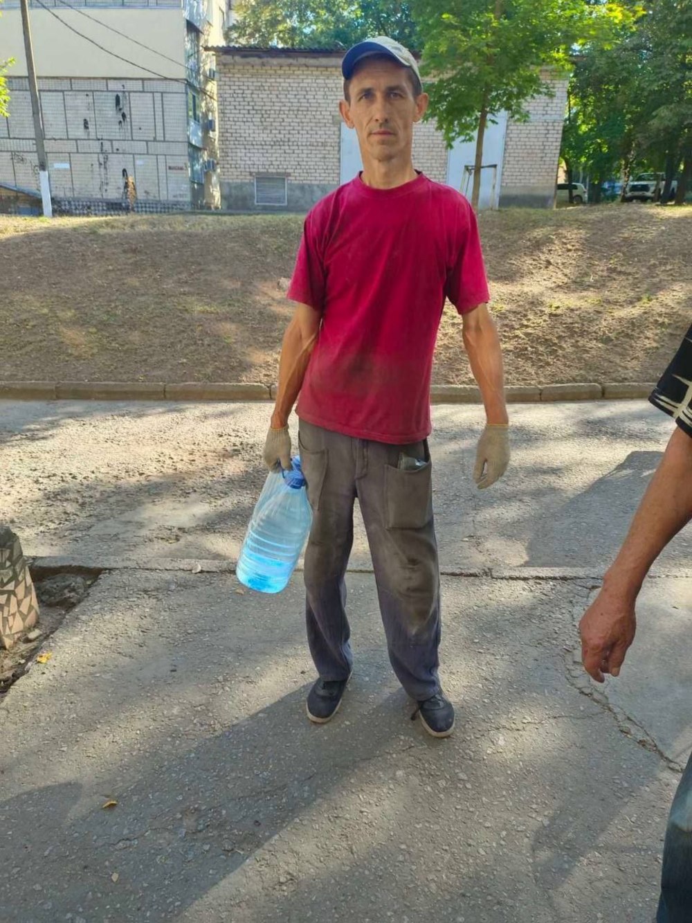 Жителям Марганецької громади видали понад 6 тисяч пляшок питної бутильованої води 10
