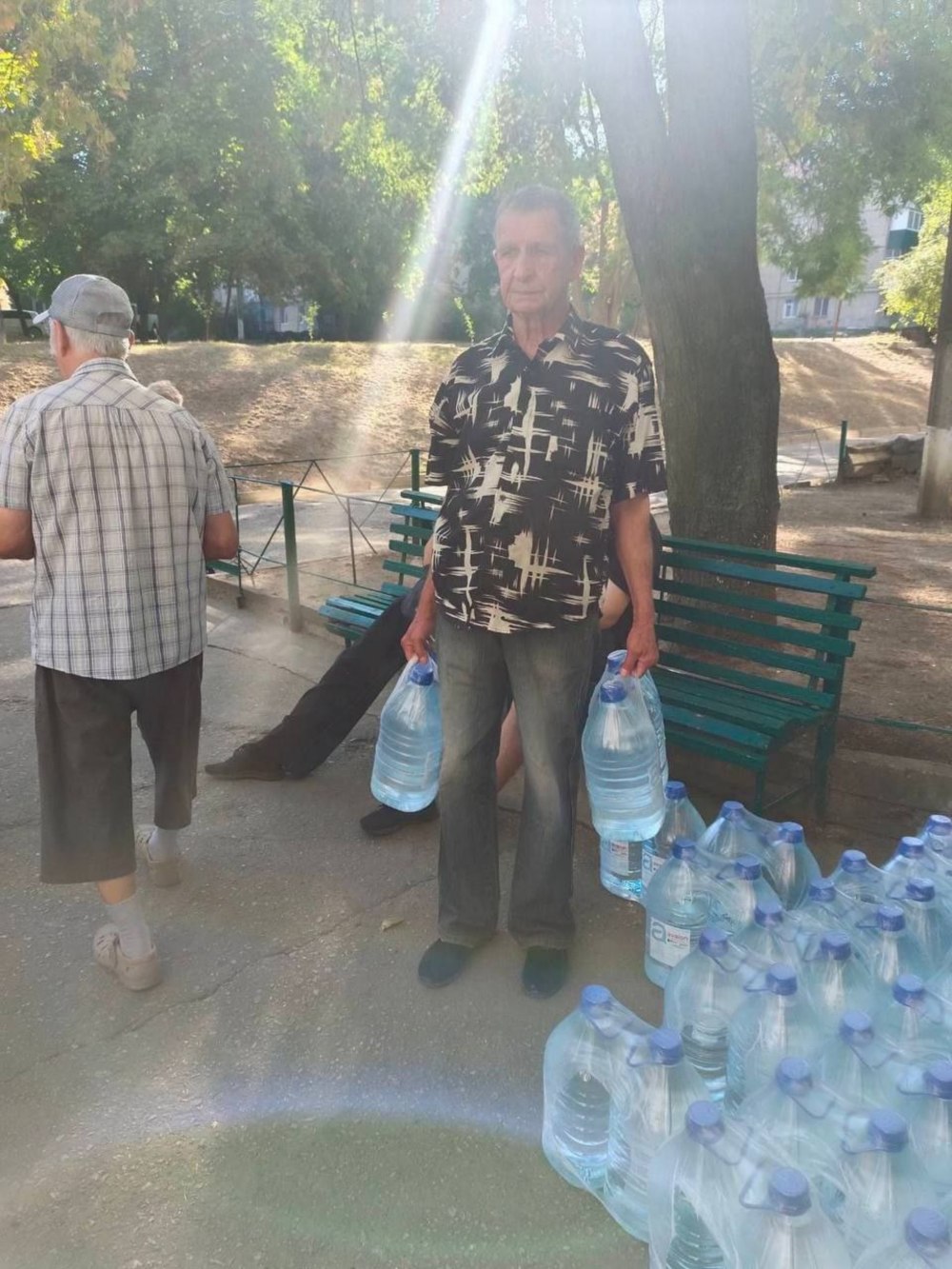 Жителям Марганецької громади видали понад 6 тисяч пляшок питної бутильованої води 9