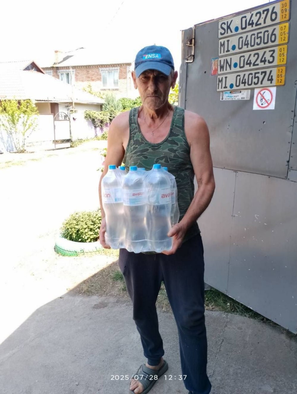  Жителям Марганецької громади видали понад 9 тисяч пляшок води 4