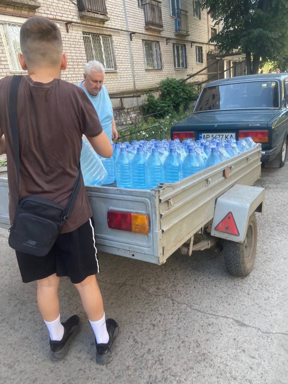  Жителям Марганецької громади видали понад 9 тисяч пляшок води 6