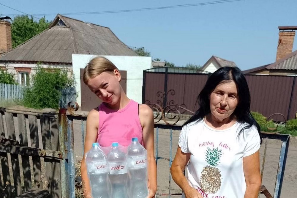  Жителям Марганецької громади видали понад 9 тисяч пляшок води 8