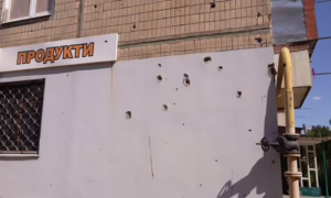 Оптоволокно від FPV-дронів на деревах у парку і діти на майданчиках під час тривог: Нікополь понад 1130 днів під обстрілами – репортаж Суспільного