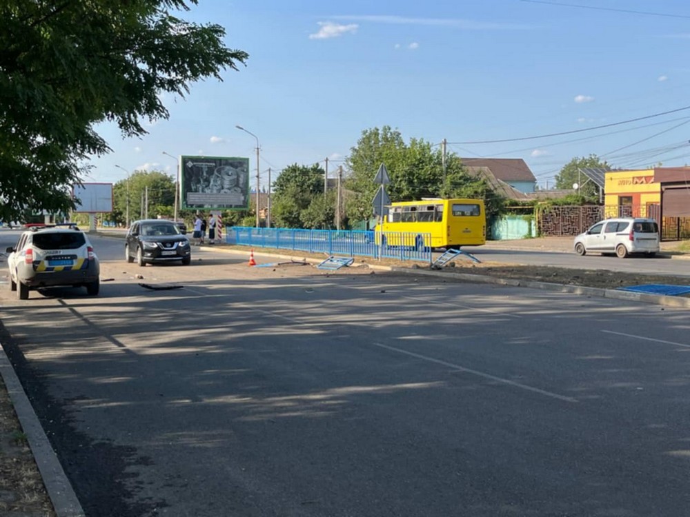 Летів, як шалений: фото і відео наслідків резонансної ДТП у Нікополі на Електрометалургів