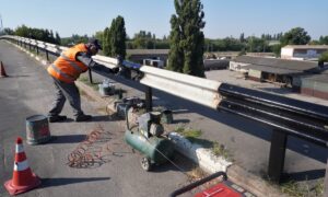 У Нікополі усувають наслідки обстрілів, фарбують огородження на шляхопроводі, латають дороги і косять траву – звіт про роботу комунальників (фото)
