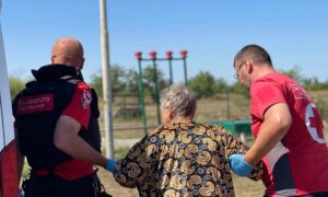 нікопольські волонтери евакуювали літню жінку з Бериславу (фото) 4