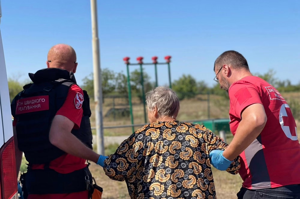 нікопольські волонтери евакуювали літню жінку з Бериславу (фото) 4