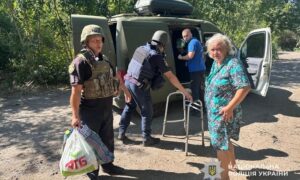 Евакуація на Дніпропетровщині триває: поліцейські вивезли ще 11 людей за добу (фото)