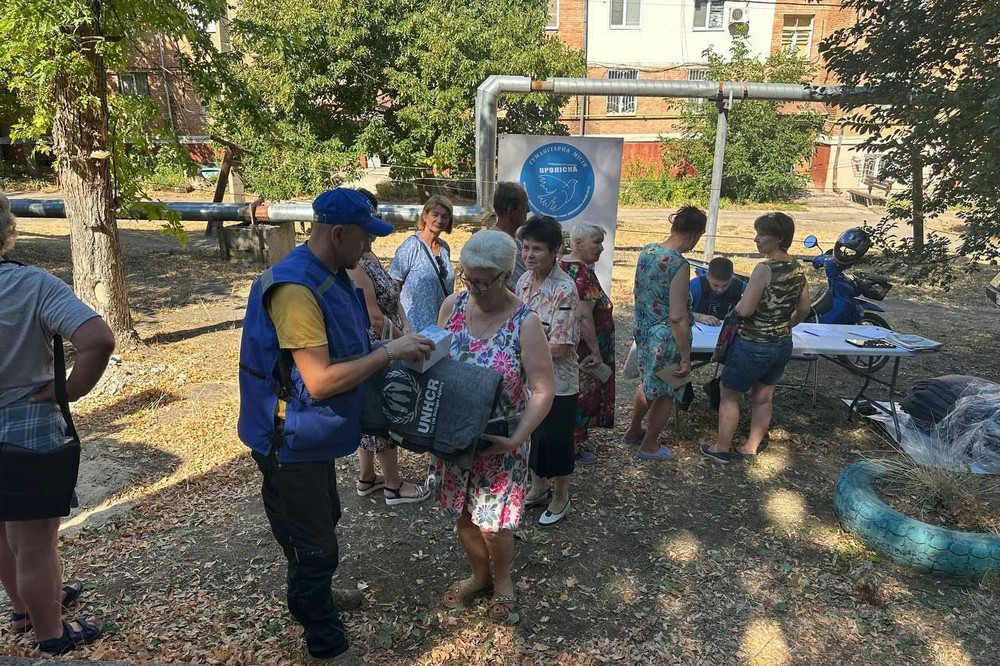 У Марганці сьогодні комунальники разом з «Проліска» усувають наслідки ворожих обстрілів (фото)