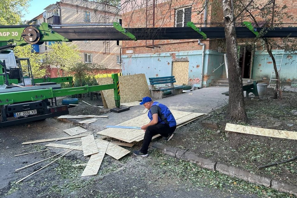 У Марганці сьогодні комунальники разом з «Проліска» усувають наслідки ворожих обстрілів (фото)