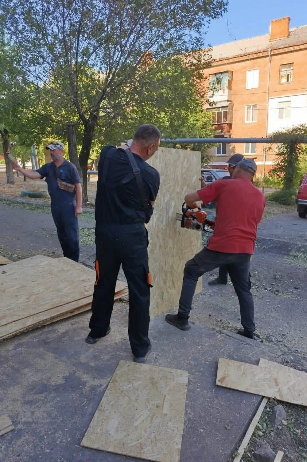 У Марганці сьогодні комунальники разом з «Проліска» усувають наслідки ворожих обстрілів (фото)