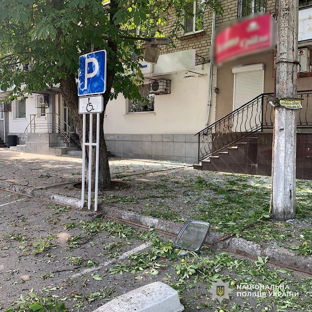 Атакували FPV-дроном будинок, де поранили жінку з немовлям, понівечили магазини, дитячий садочок у Нікополі і районі – поліція про наслідки ворожих обстрілів за добу (фото)