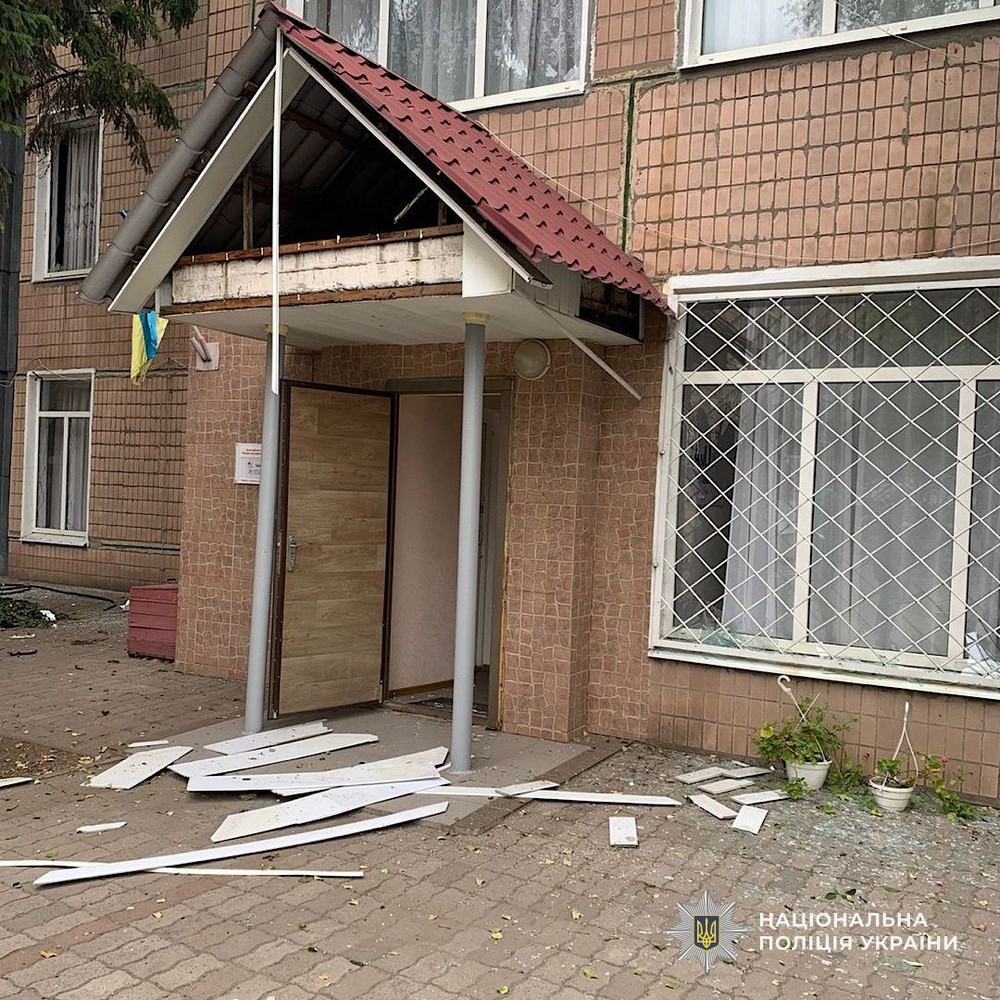 Атакували FPV-дроном будинок, де поранили жінку з немовлям, понівечили магазини, дитячий садочок у Нікополі і районі – поліція про наслідки ворожих обстрілів за добу (фото)