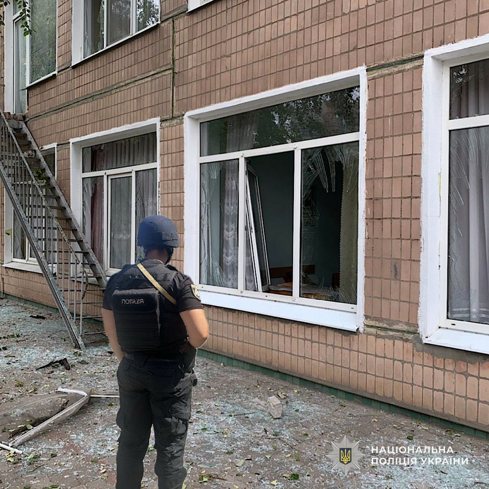 Атакували FPV-дроном будинок, де поранили жінку з немовлям, понівечили магазини, дитячий садочок у Нікополі і районі – поліція про наслідки ворожих обстрілів за добу (фото)