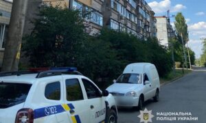 Жінка загинула у себе на подвір’ї, ще двоє поранені внаслідок артобстрілу: подробиці ударів по Нікополю і району розповіли у поліції (фото)
