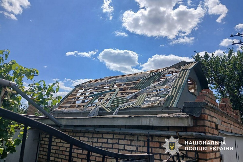 Жінка загинула у себе на подвір’ї, ще двоє поранені внаслідок артобстрілу: подробиці ударів по Нікополю і району розповіли у поліції (фото)