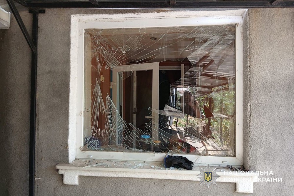 Жінка загинула у себе на подвір’ї, ще двоє поранені внаслідок артобстрілу: подробиці ударів по Нікополю і району розповіли у поліції (фото)