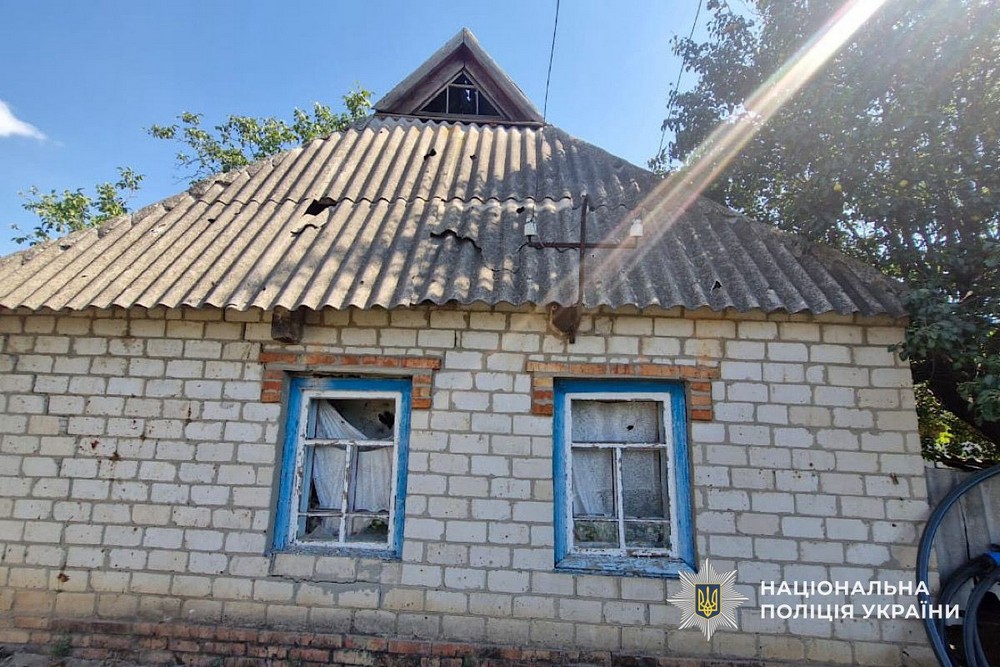 Жінка загинула у себе на подвір’ї, ще двоє поранені внаслідок артобстрілу: подробиці ударів по Нікополю і району розповіли у поліції (фото)