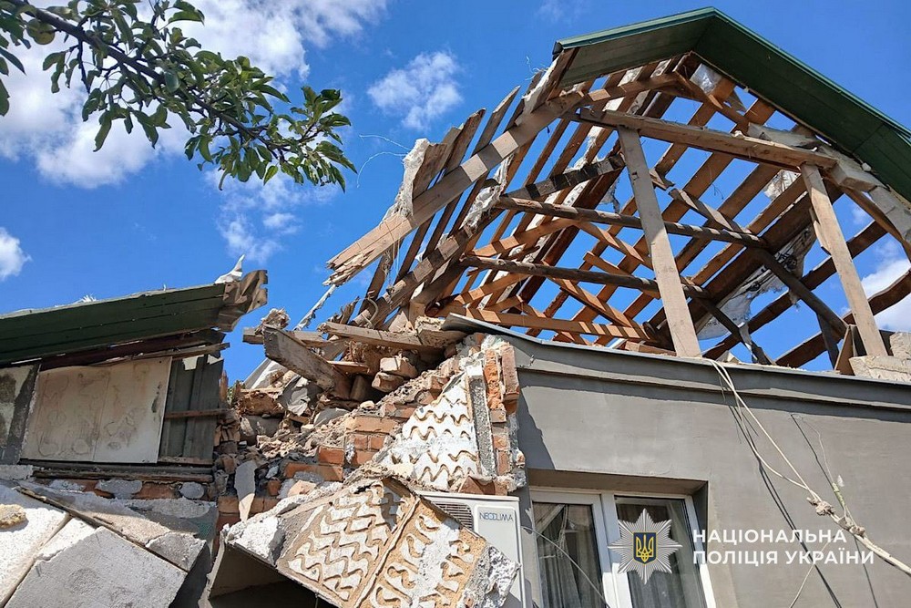 Жінка загинула у себе на подвір’ї, ще двоє поранені внаслідок артобстрілу: подробиці ударів по Нікополю і району розповіли у поліції (фото)