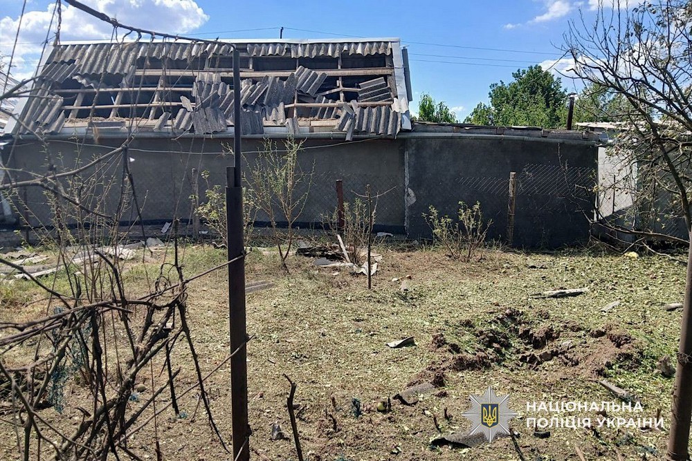 Жінка загинула у себе на подвір’ї, ще двоє поранені внаслідок артобстрілу: подробиці ударів по Нікополю і району розповіли у поліції (фото)