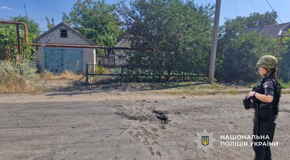 Жінка загинула у себе на подвір’ї, ще двоє поранені внаслідок артобстрілу: подробиці ударів по Нікополю і району розповіли у поліції (фото)