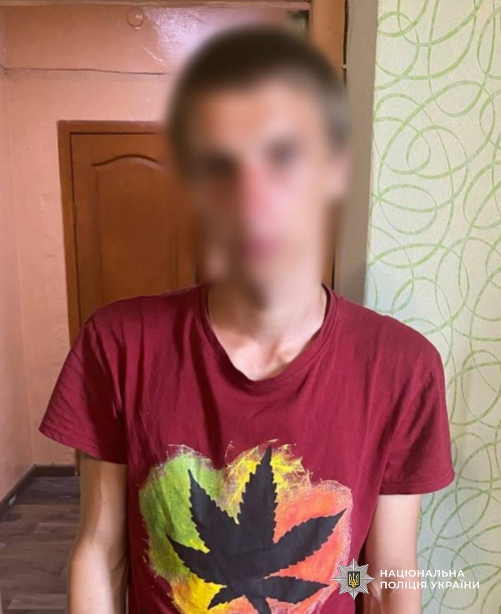 На Дніпропетровщині онук убив бабусю швейною машинкою. Під час сварки підозрюваний смертельно травмував 72-річну жінку.