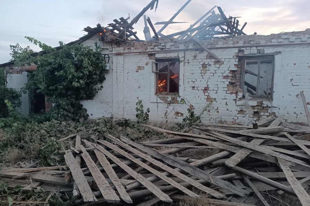 У Нікополі побито гуртожиток, сталася пожежа, під обстрілами був і район, а також Криворіжжя (фото)