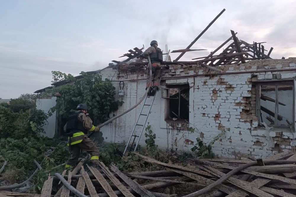 У Нікополі побито гуртожиток, сталася пожежа, під обстрілами був і район, а також Криворіжжя (фото)