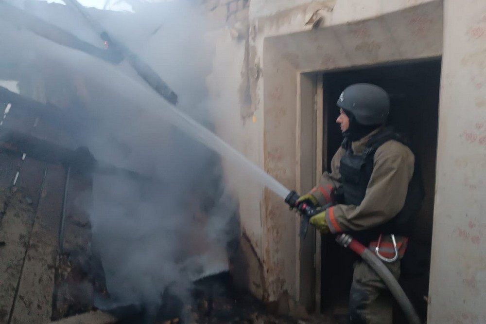 У Нікополі побито гуртожиток, сталася пожежа, під обстрілами був і район, а також Криворіжжя (фото)