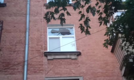 У Нікополі побито гуртожиток, сталася пожежа, під обстрілами був і район, а також Криворіжжя (фото)