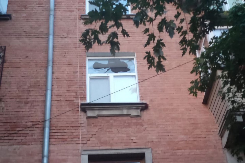 У Нікополі побито гуртожиток, сталася пожежа, під обстрілами був і район, а також Криворіжжя (фото)