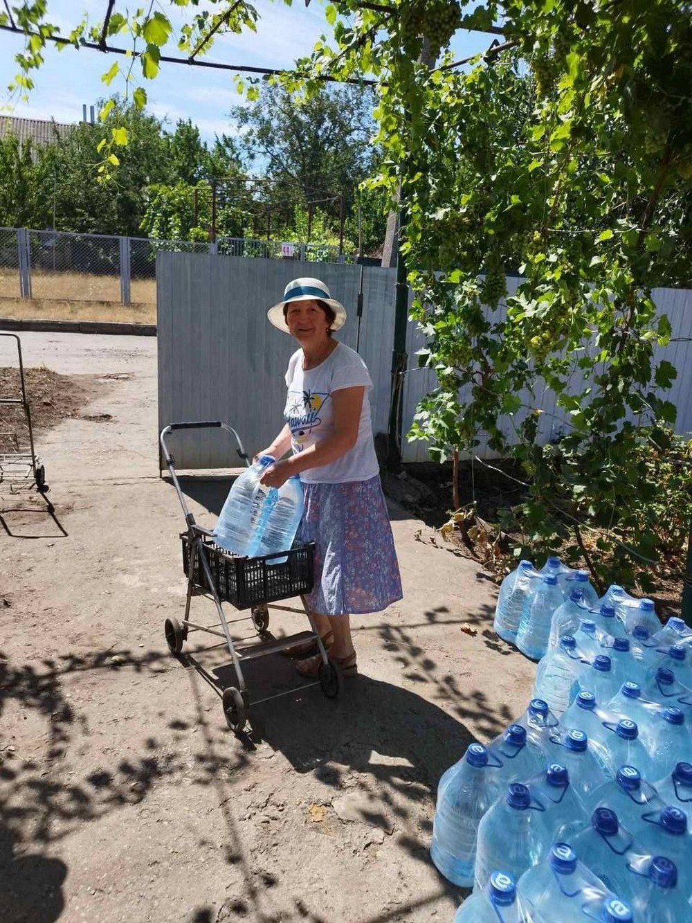 У Марганці видали воду і продукти мешканцям громади: фото