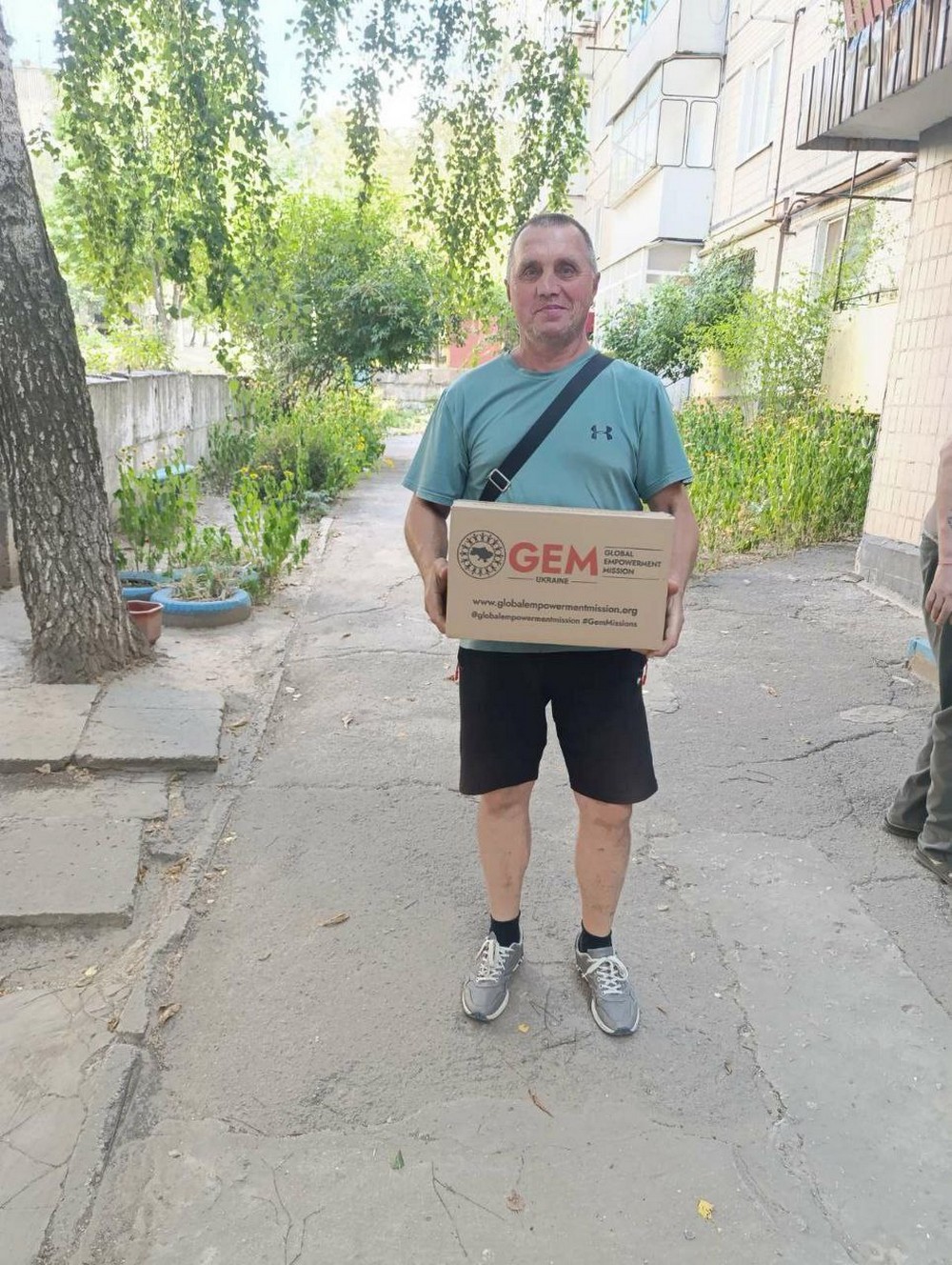 У Марганці видали воду і продукти мешканцям громади: фото