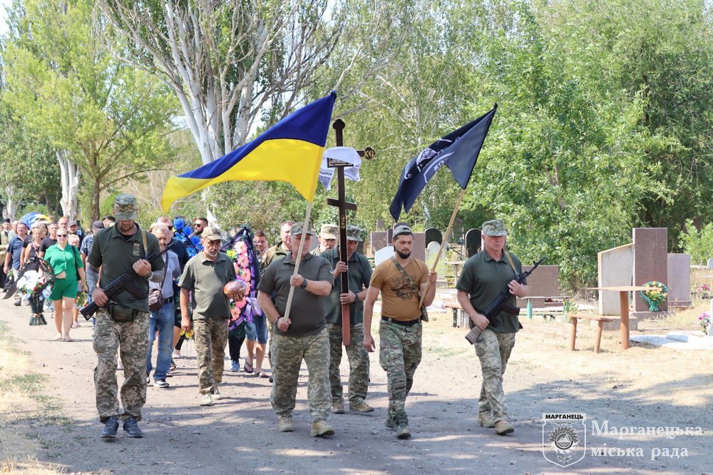 Сьогодні прощалися із вбитим у Нікополі рятувальником Данилом Хижняком (фото)