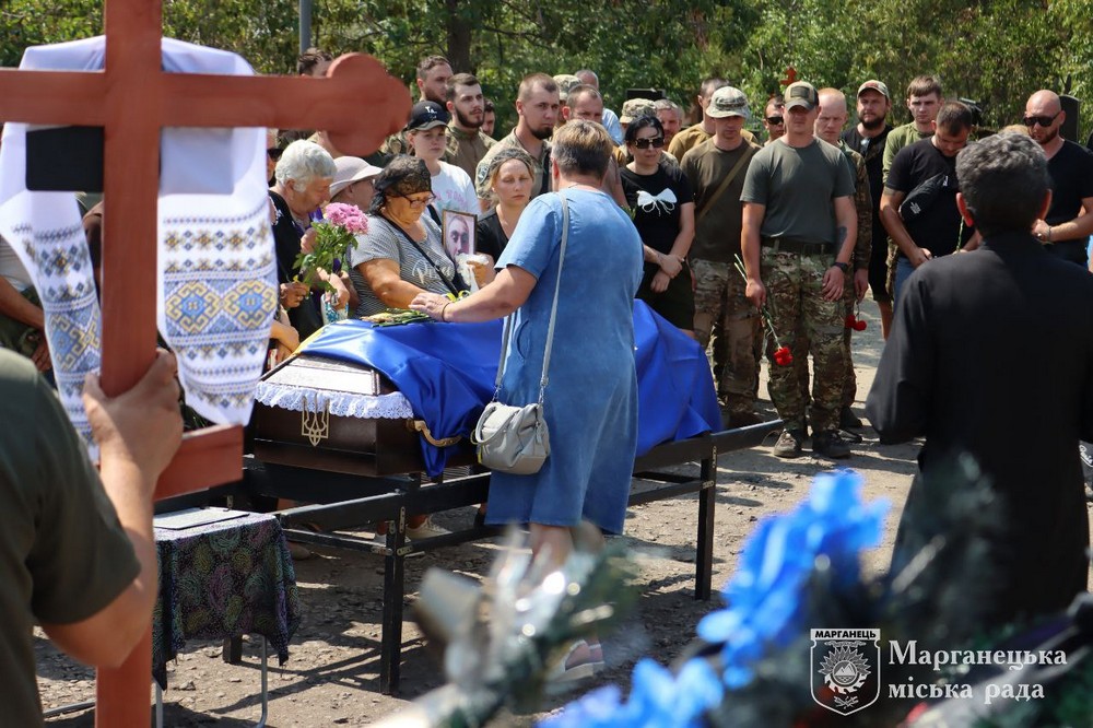 Сьогодні прощалися із вбитим у Нікополі рятувальником Данилом Хижняком (фото)