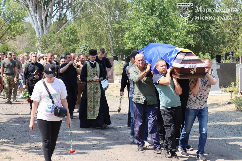 Прийшли проститися і побратими… На Нікопольщині сьогодні провели в останню путь ще одного Героя (фото)