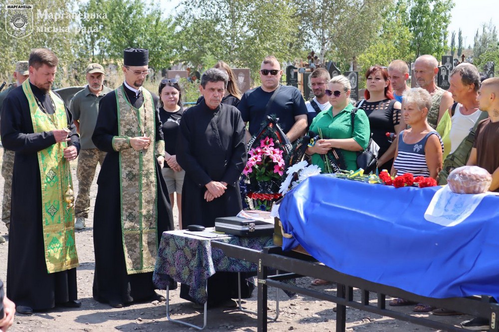 Прийшли проститися і побратими… На Нікопольщині сьогодні провели в останню путь ще одного Героя (фото)