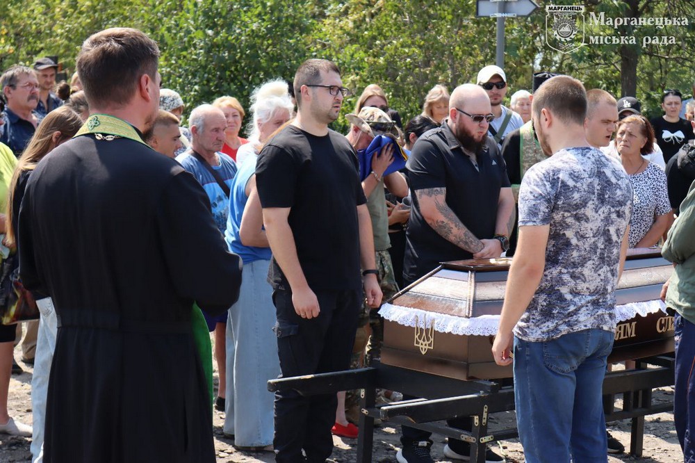 Сьогодні прощалися із вбитим у Нікополі рятувальником Данилом Хижняком (фото)