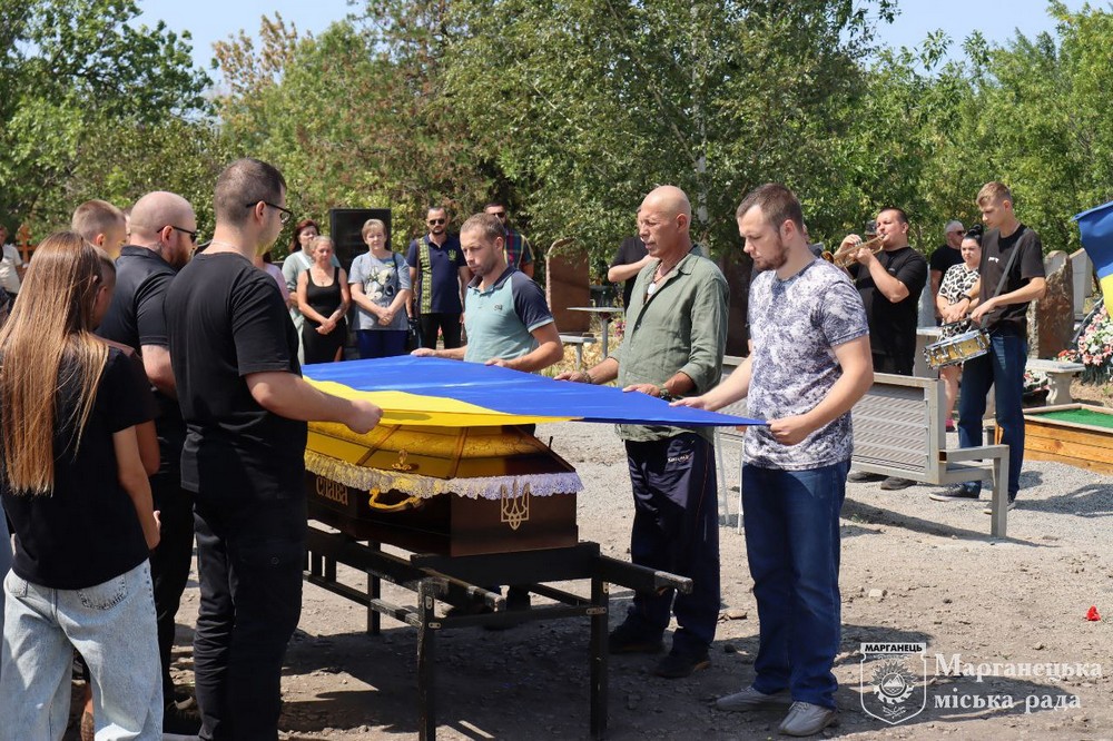Сьогодні прощалися із вбитим у Нікополі рятувальником Данилом Хижняком (фото)